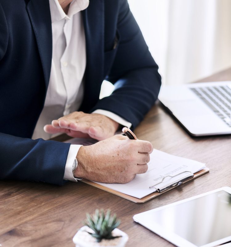hombre-de-negocios-blanco-que-trabaja-en-la-oficina